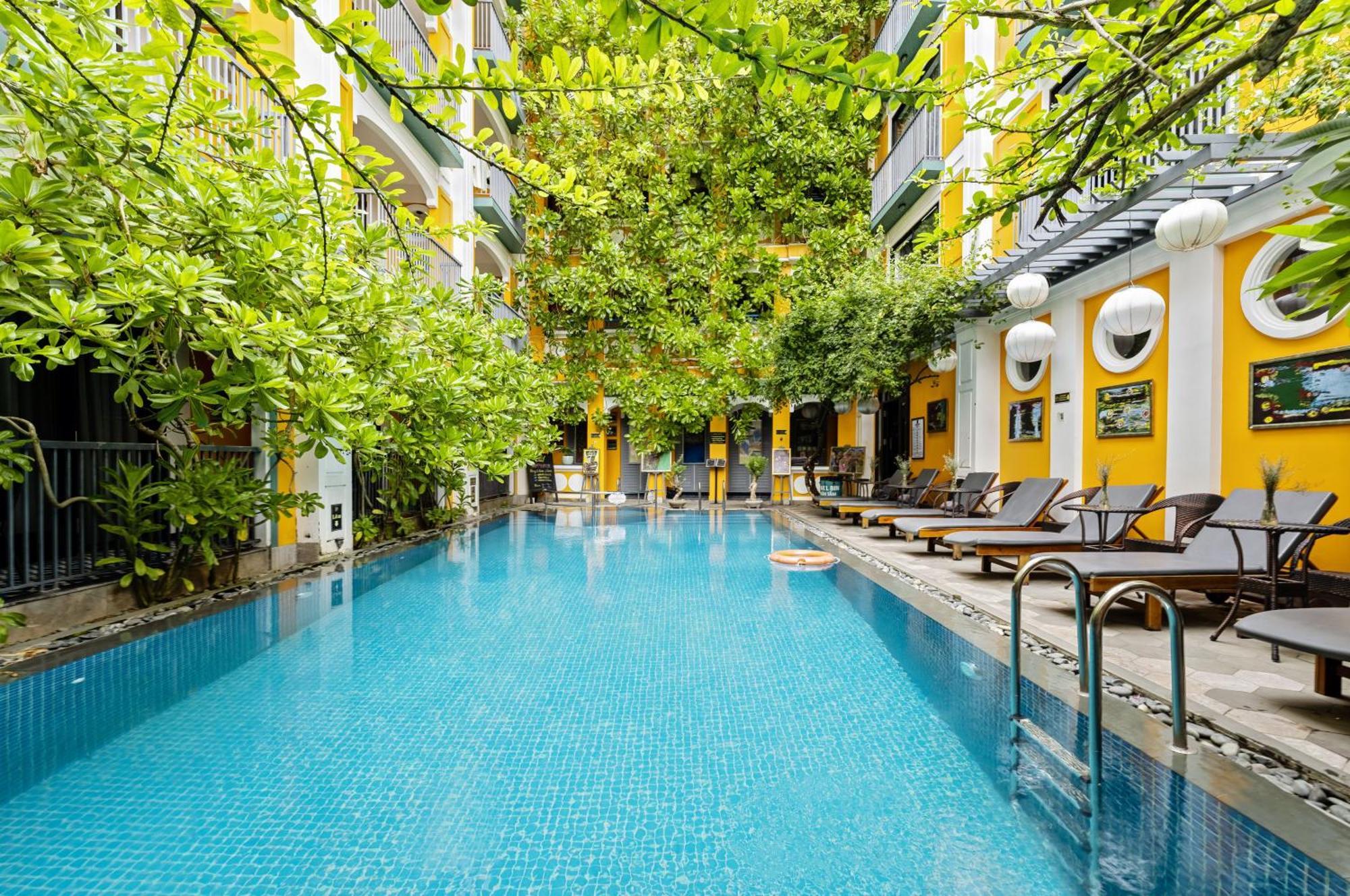 Son Hoi An Boutique Hotel & Spa Kültér fotó The swimming pool at the hotel